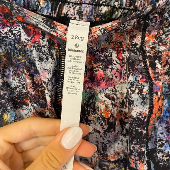 Lululemon 2.5 inch Hotty Hot Shorts Size 2 in Vitalize Multi - Picture 4 of 7